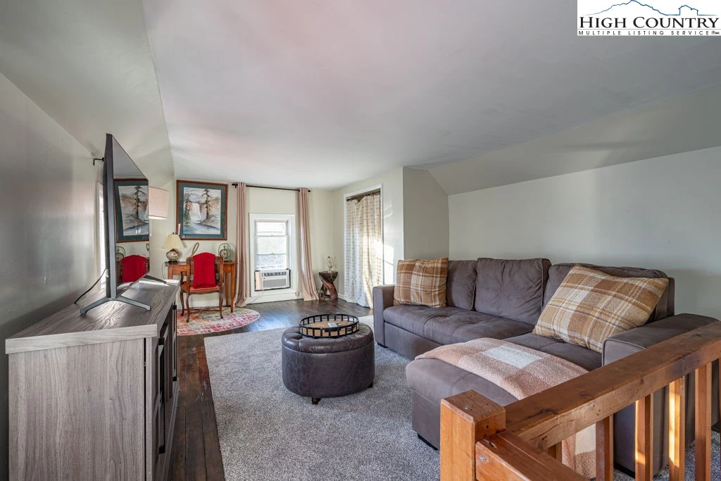 Image number 9 for the current listing