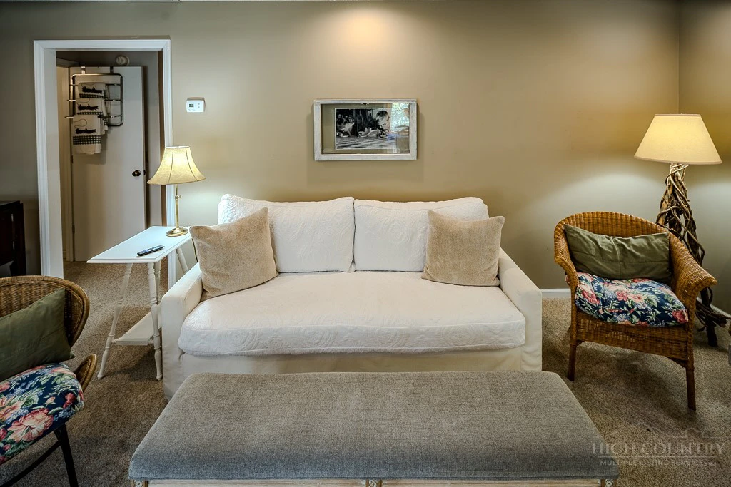 Image number 19 for the current listing