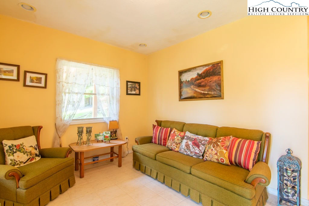 Image number 6 for the current listing