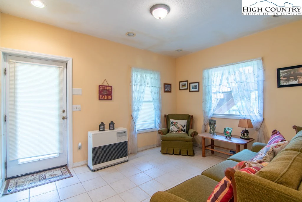 Image number 7 for the current listing