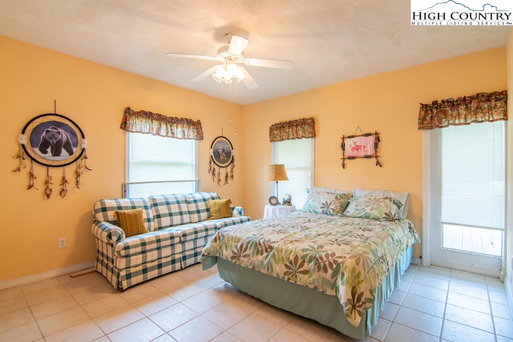 Image number 8 for the current listing