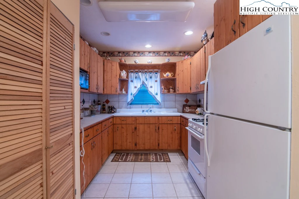 Image number 2 for the current listing