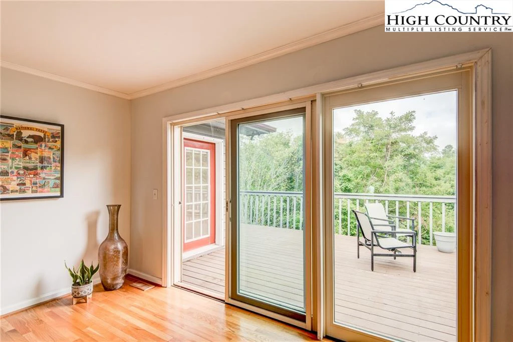 Image number 4 for the current listing