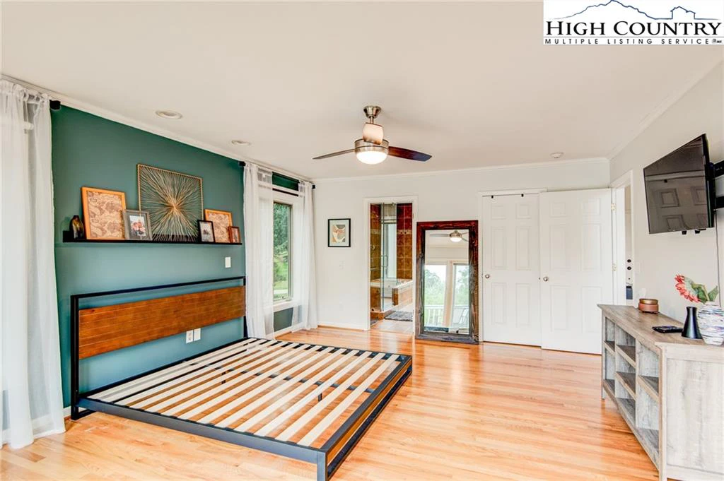 Image number 5 for the current listing
