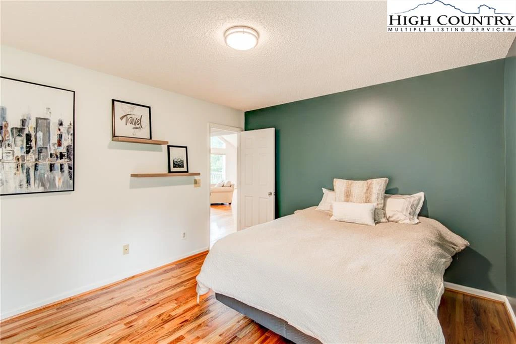 Image number 9 for the current listing