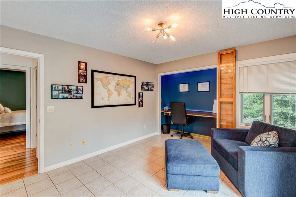 Image number 11 for the current listing
