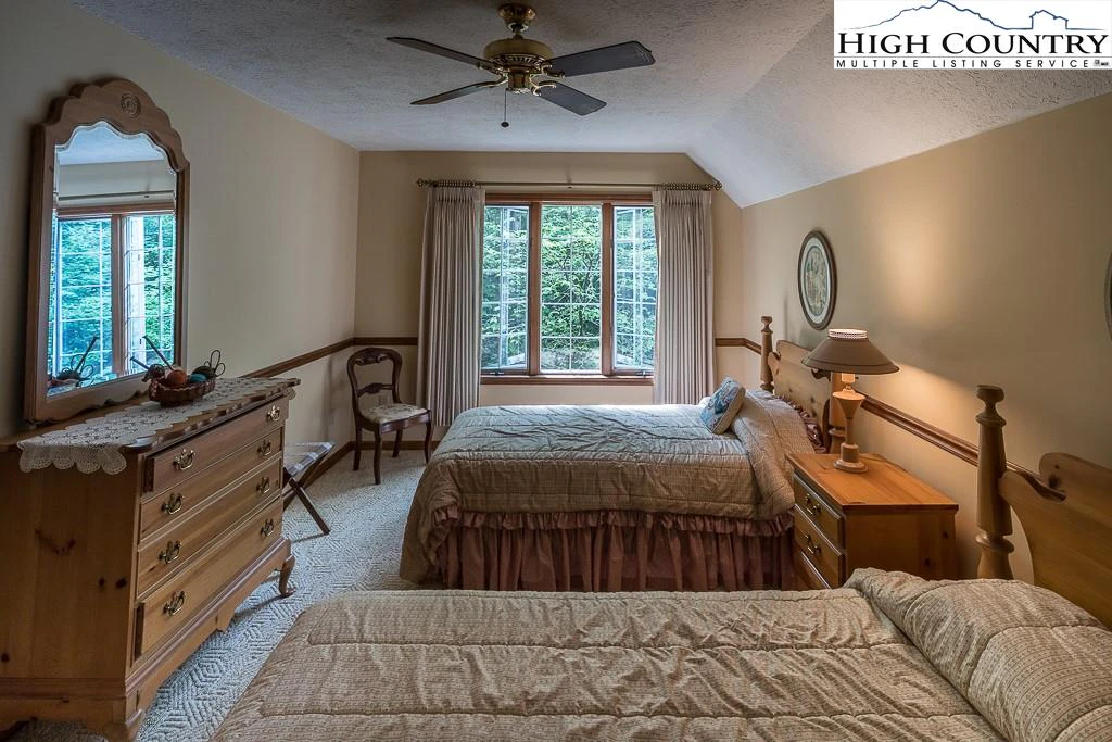 Image number 8 for the current listing