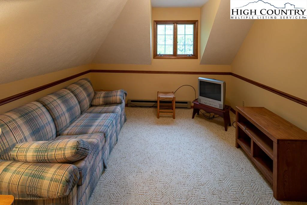 Image number 9 for the current listing