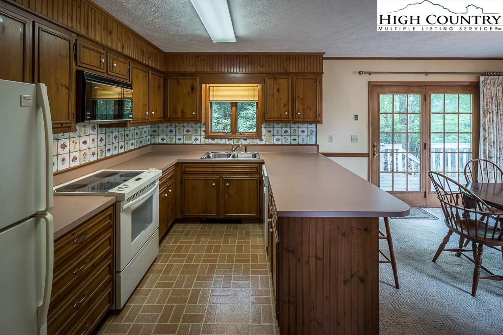 Image number 19 for the current listing