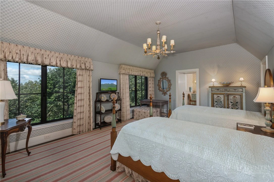 Image number 2 for the current listing