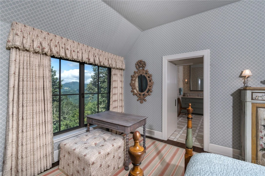Image number 15 for the current listing