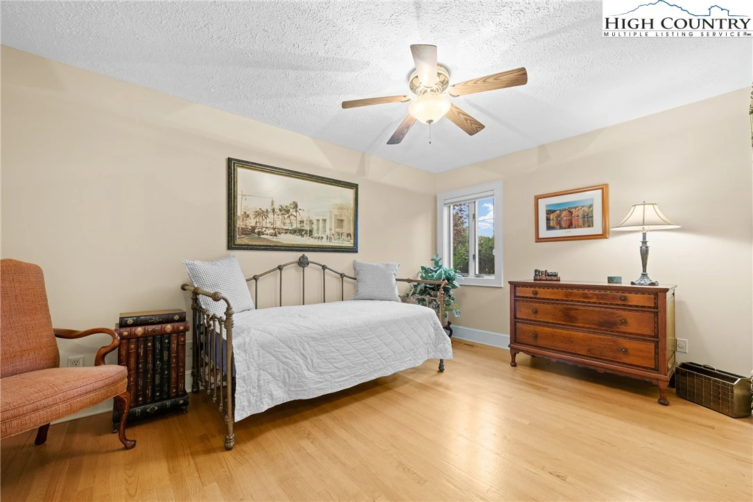 Image number 5 for the current listing