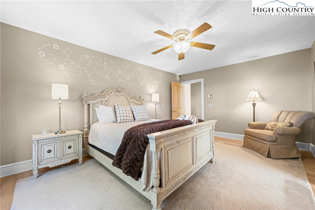 Image number 14 for the current listing