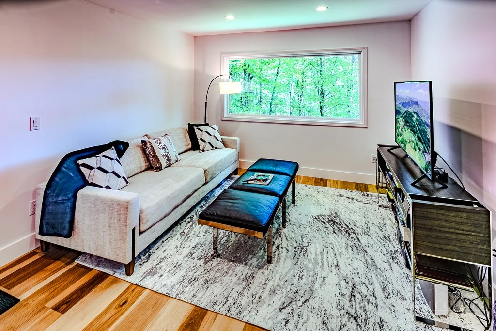 Image number 13 for the current listing