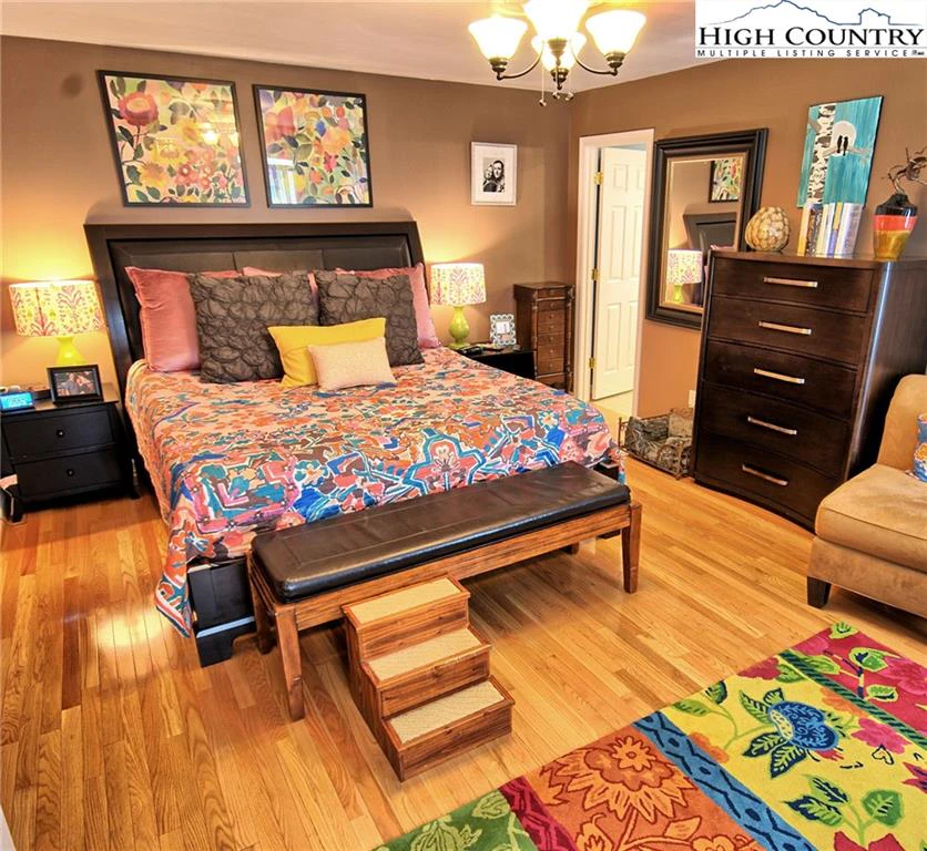 Image number 9 for the current listing