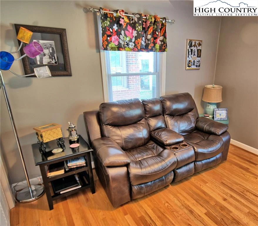 Image number 5 for the current listing