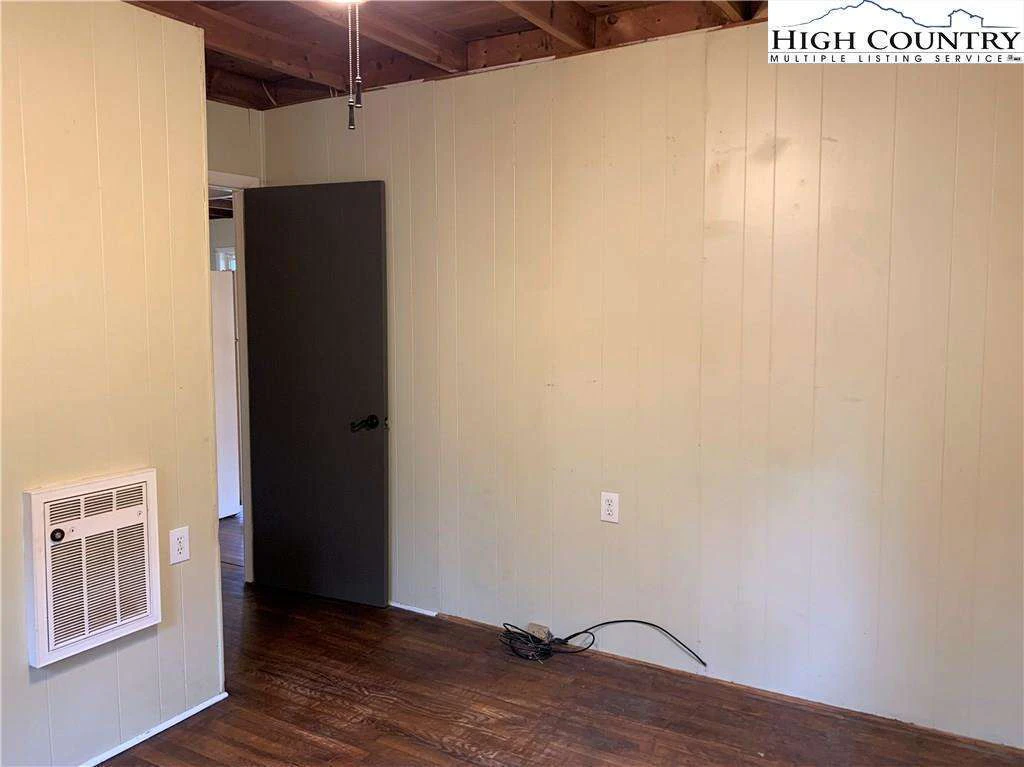 Image number 4 for the current listing