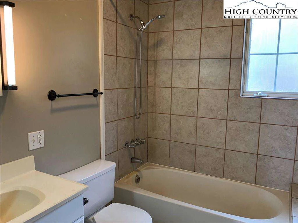 Image number 3 for the current listing