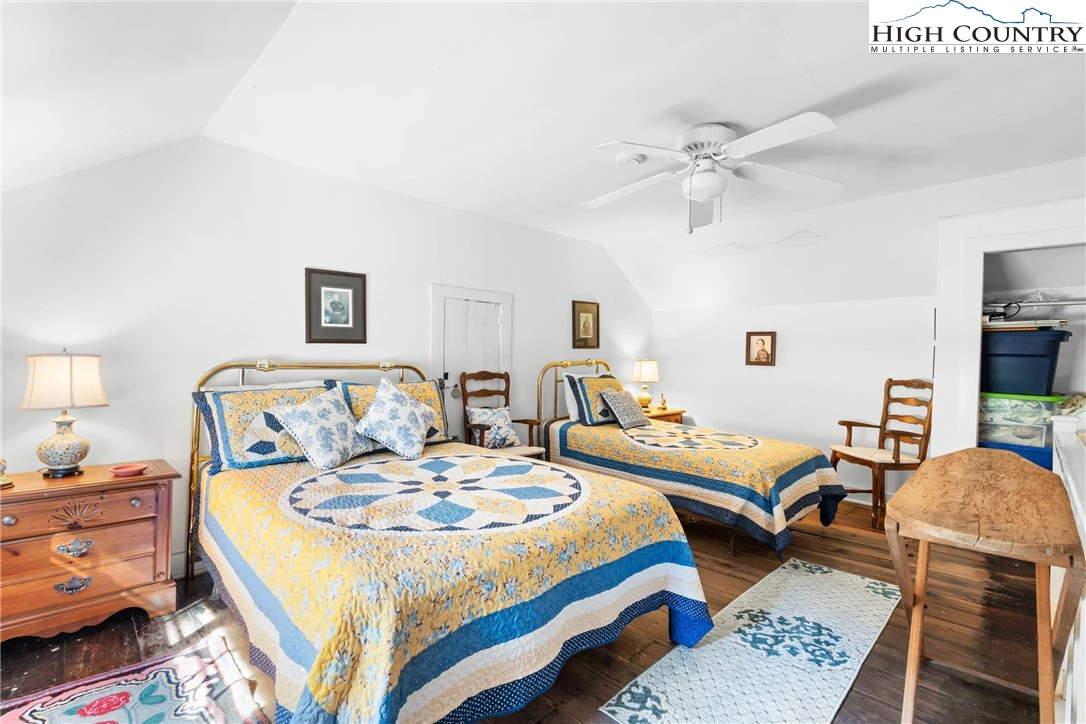 Image number 4 for the current listing