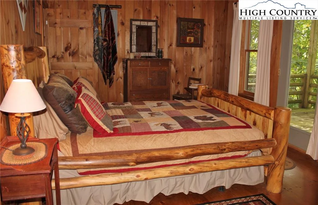 Image number 14 for the current listing