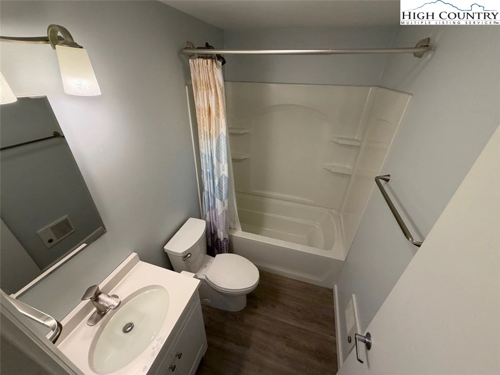 Image number 2 for the current listing