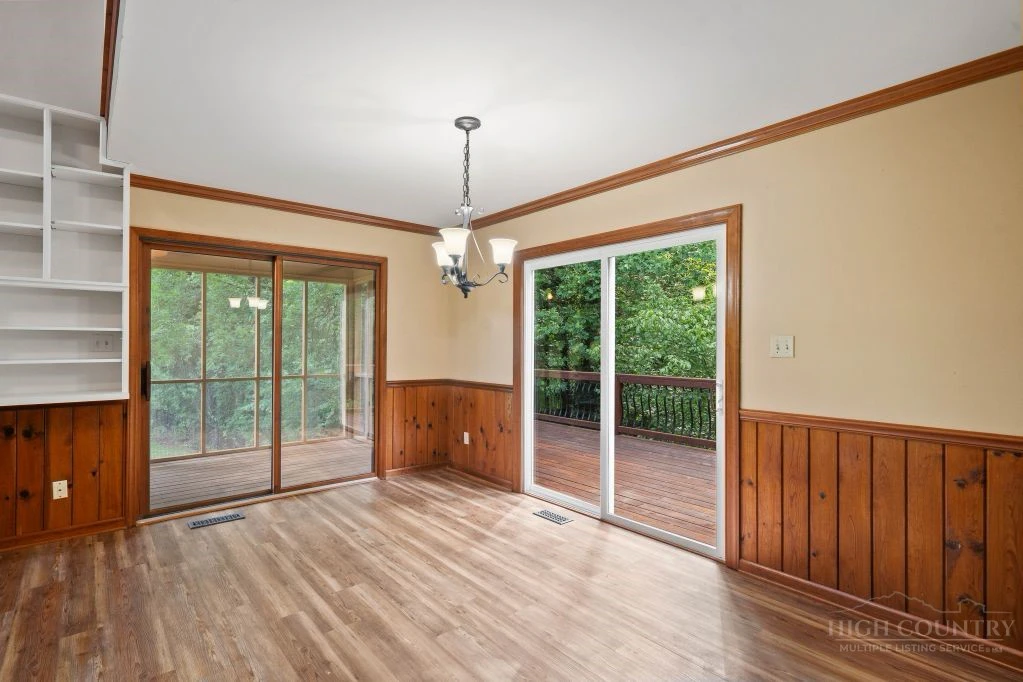 Image number 5 for the current listing
