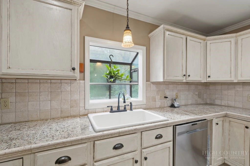 Image number 11 for the current listing