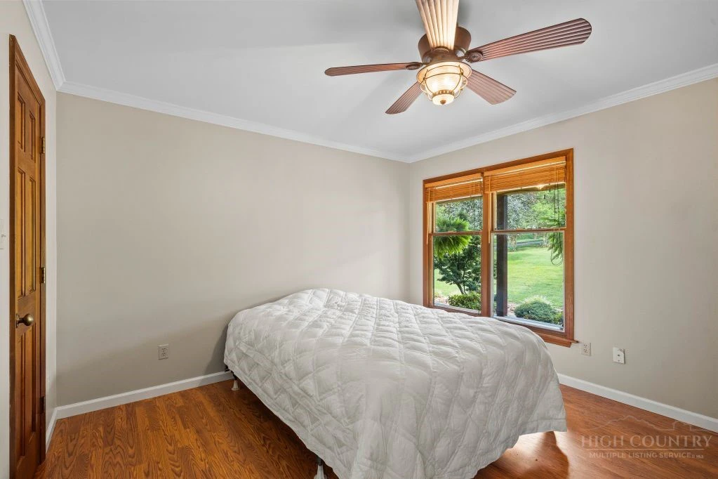 Image number 16 for the current listing