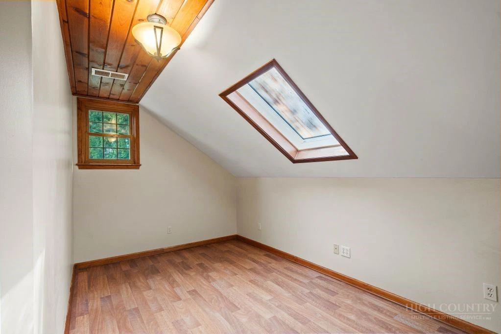 Image number 18 for the current listing