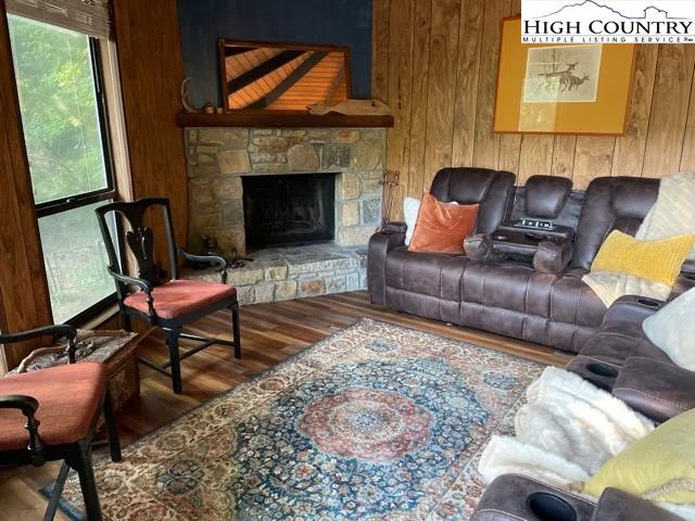 Image number 14 for the current listing