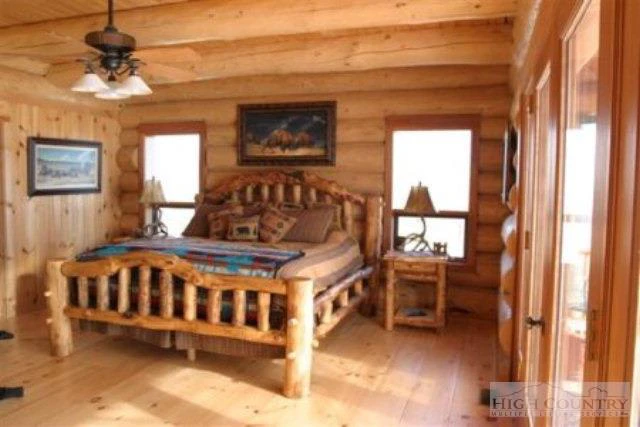 Image number 4 for the current listing