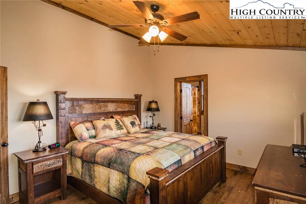 Image number 9 for the current listing