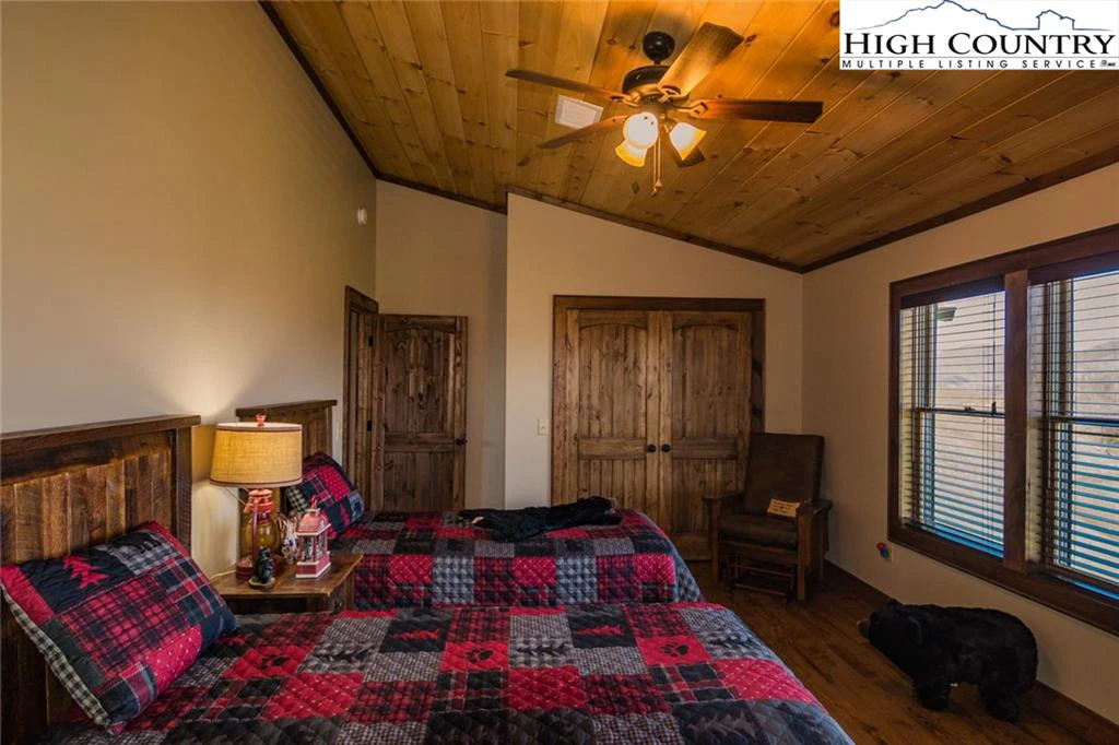 Image number 11 for the current listing
