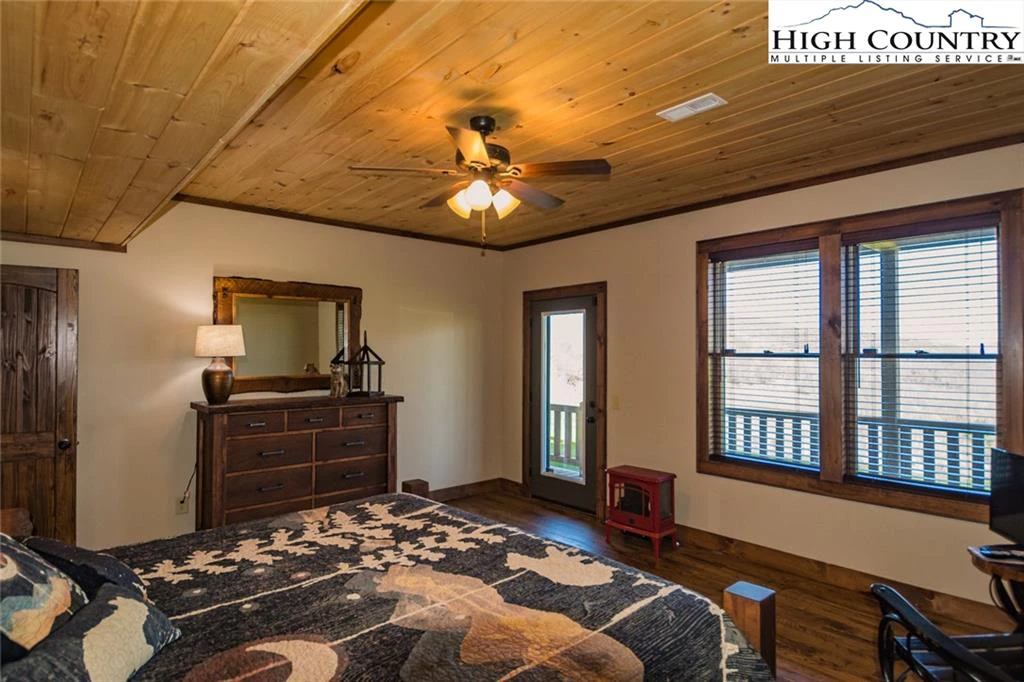 Image number 15 for the current listing