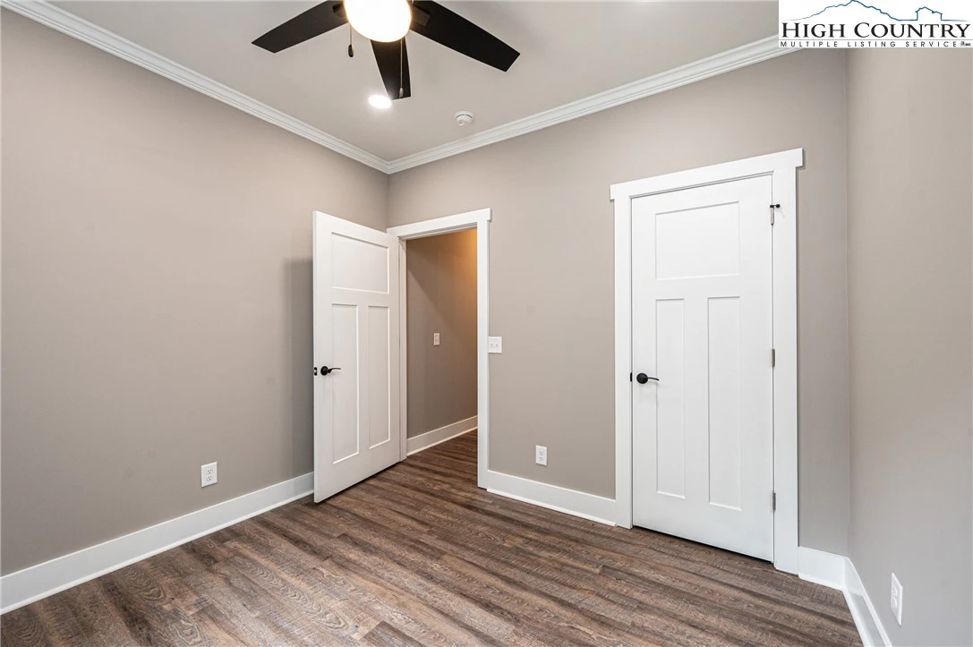Image number 3 for the current listing