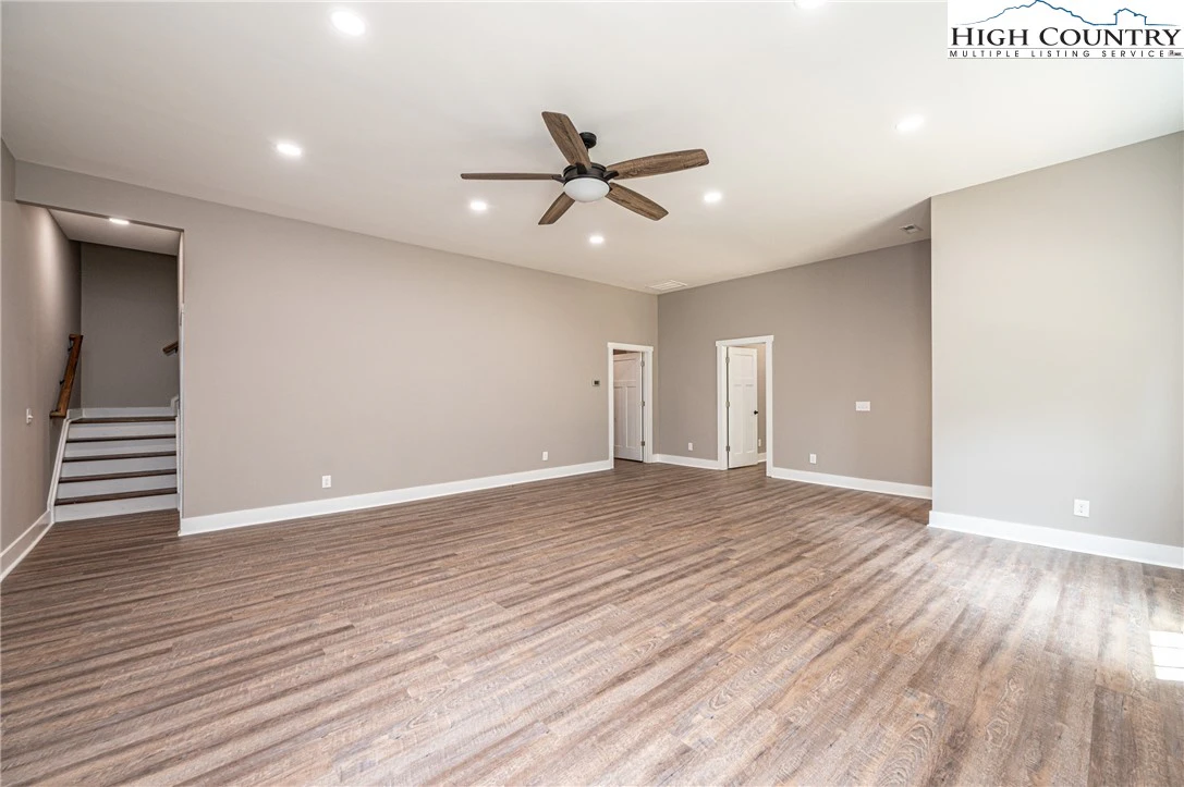 Image number 2 for the current listing