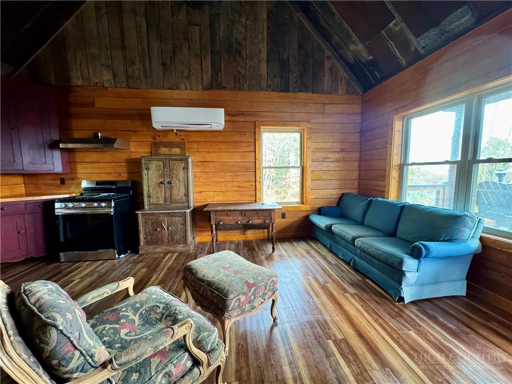Image number 14 for the current listing