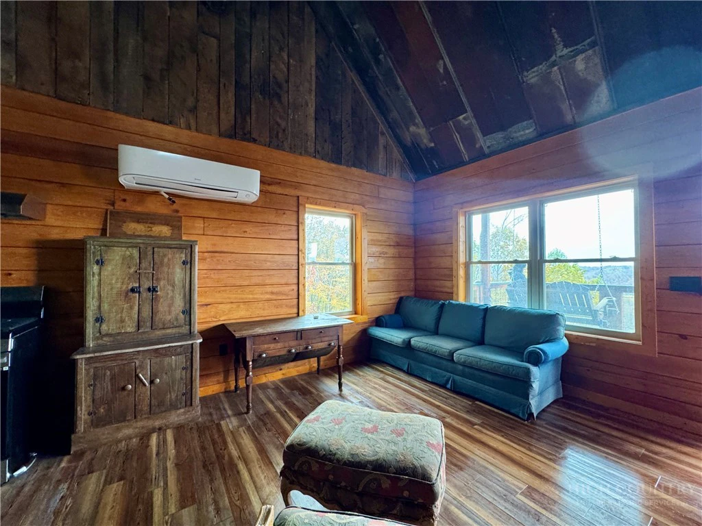 Image number 8 for the current listing