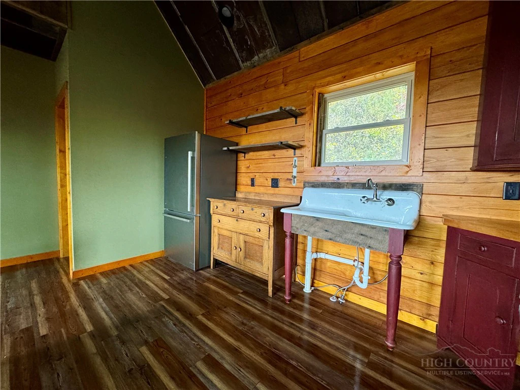 Image number 10 for the current listing
