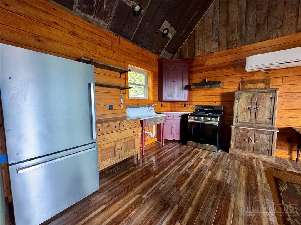 Image number 13 for the current listing