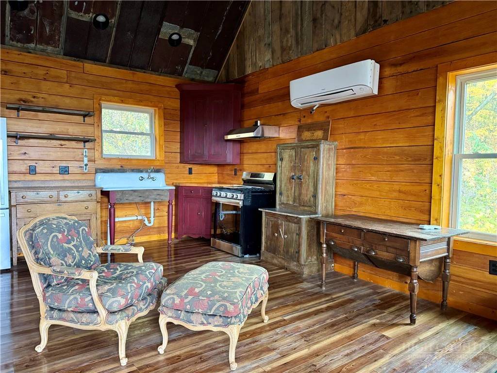 Image number 11 for the current listing