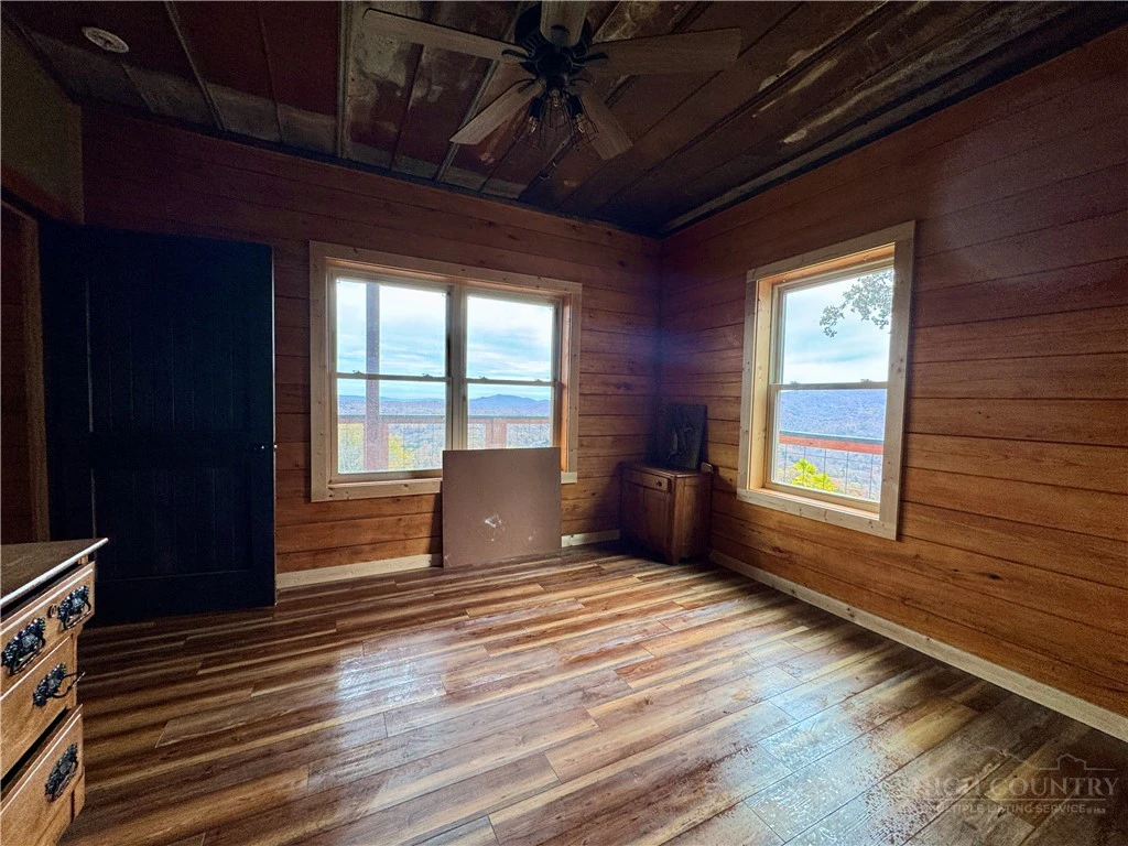 Image number 9 for the current listing