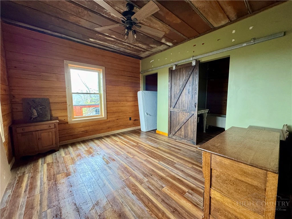 Image number 4 for the current listing