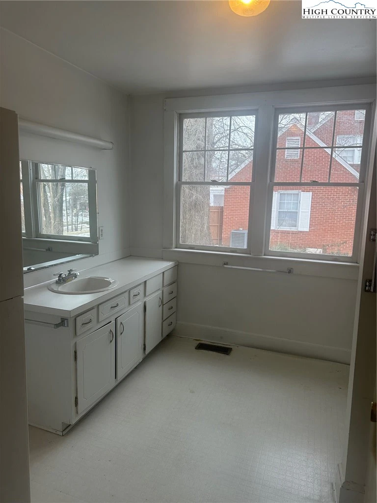 Image number 4 for the current listing
