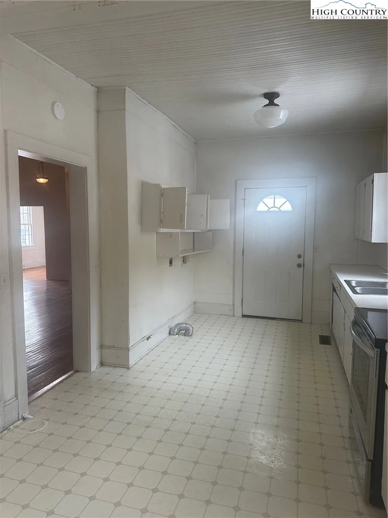 Image number 15 for the current listing