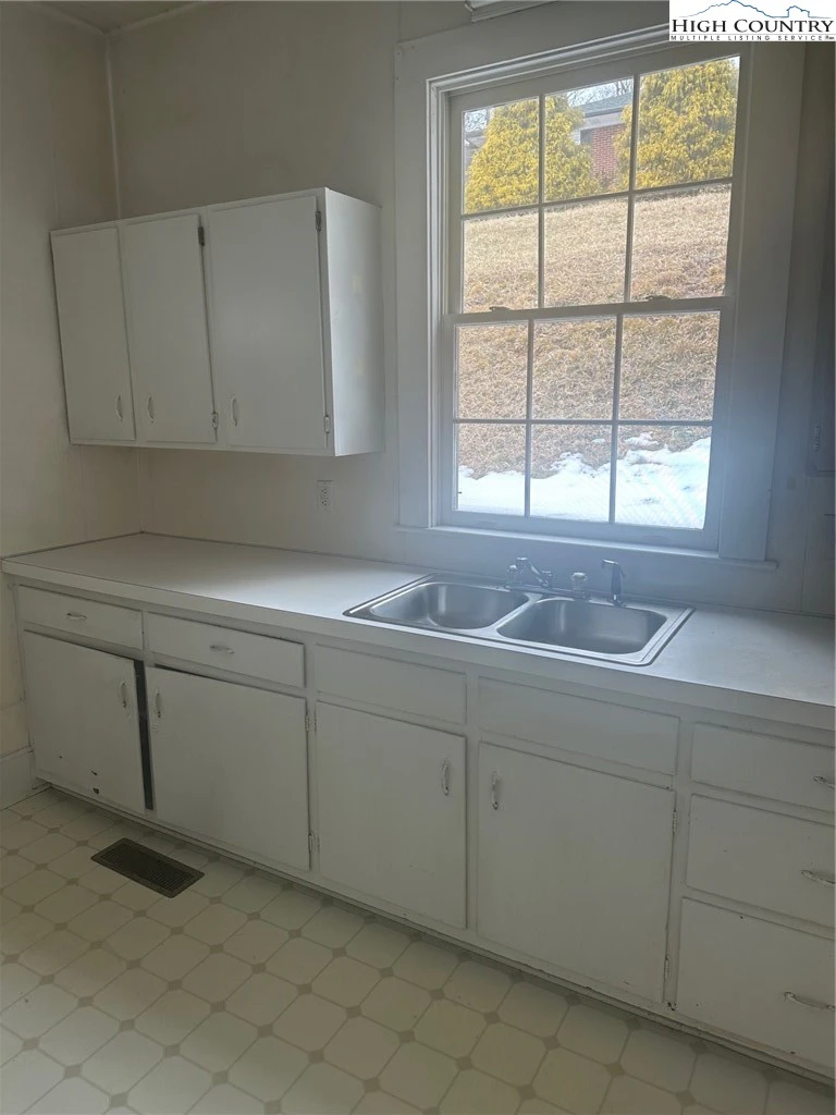 Image number 14 for the current listing