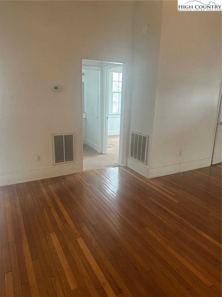 Image number 8 for the current listing