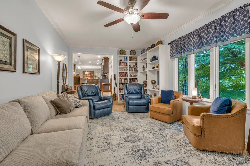 Image number 15 for the current listing