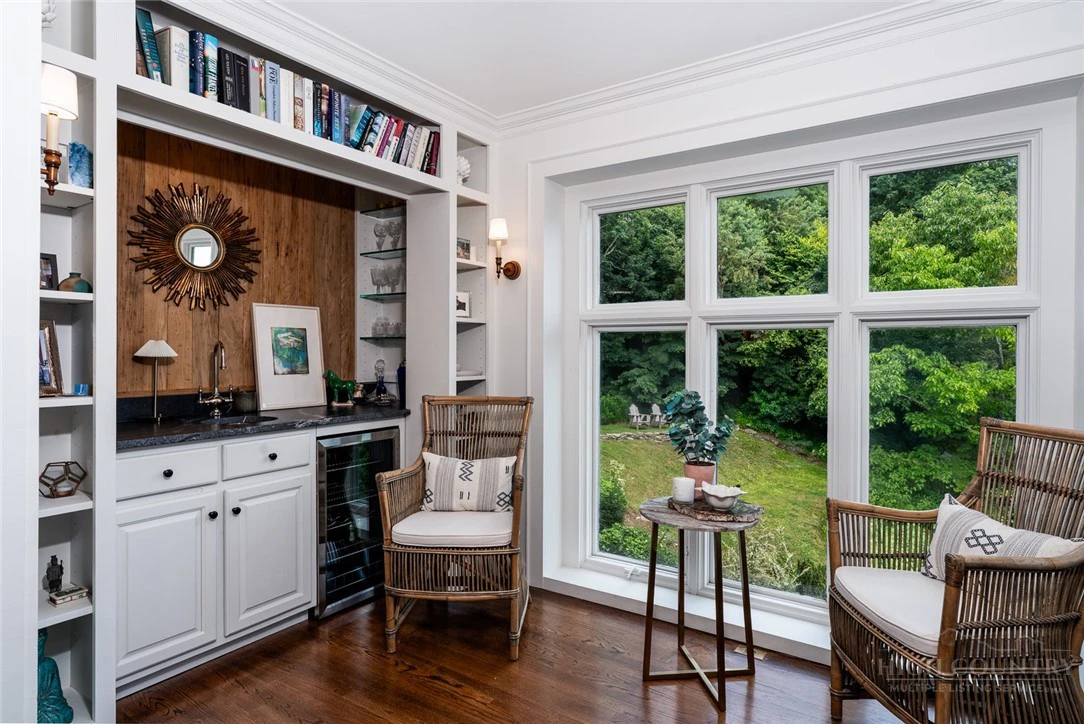 Image number 18 for the current listing