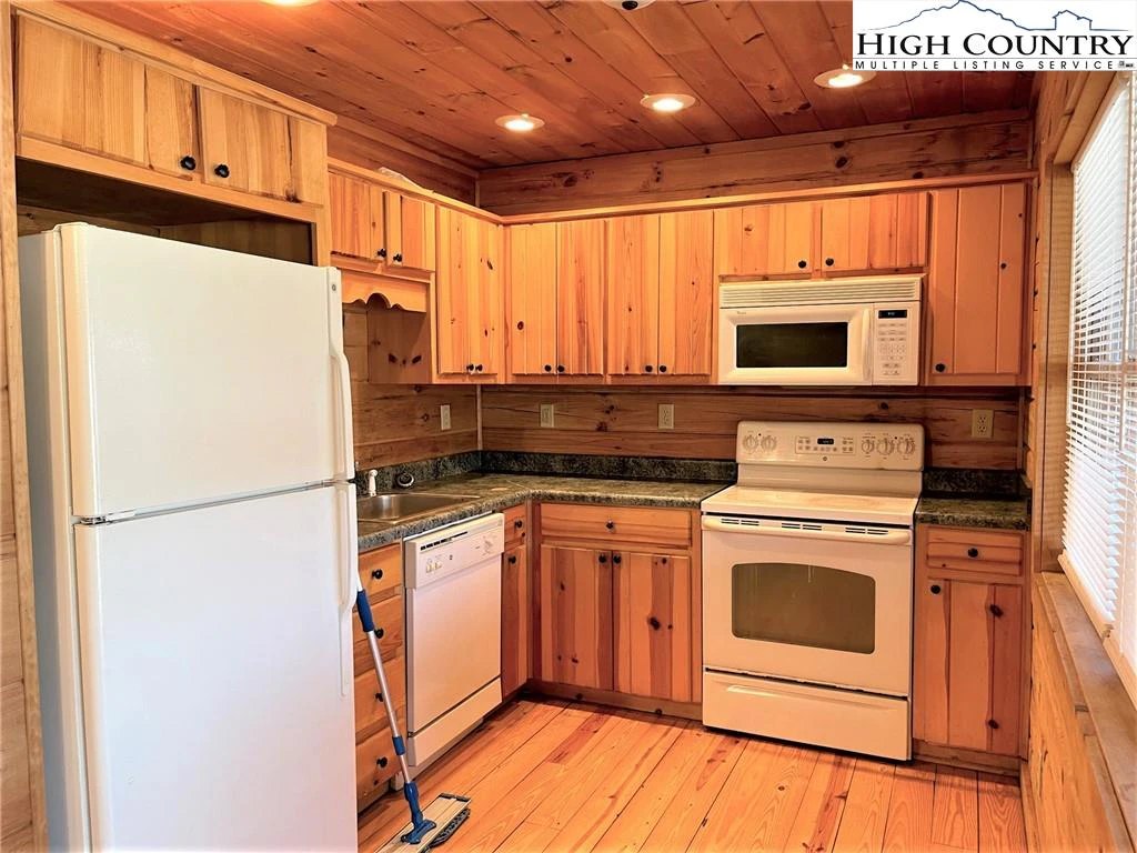 Image number 13 for the current listing